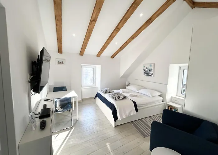 Mikula And Cvita Stone House * Split