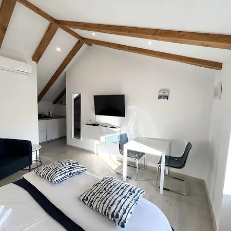 דירה Mikula And Cvita Stone House